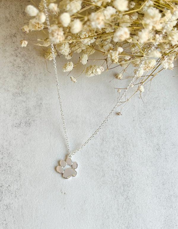 Elegante collana con ciondolo a forma di zampa in argento