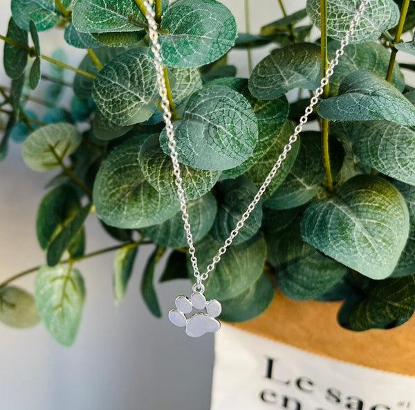 Elegante collana con ciondolo a forma di zampa in argento