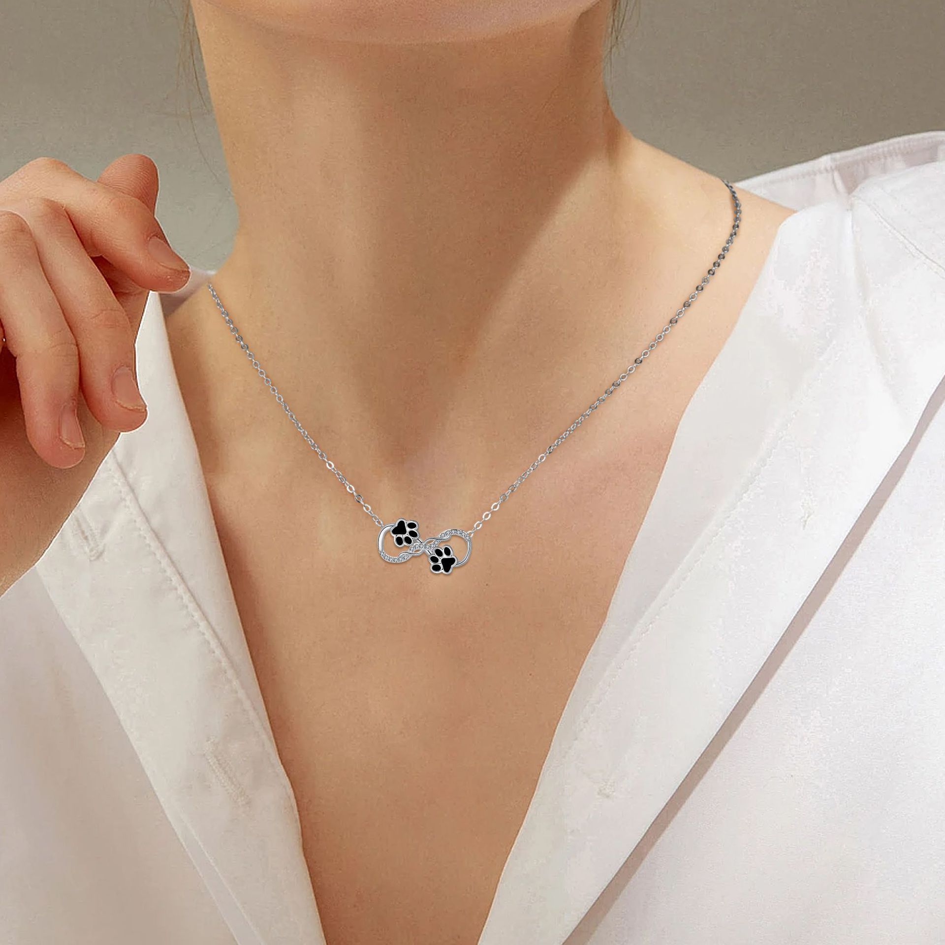 Collana con pendente simbolo dell'infinito con zirconi