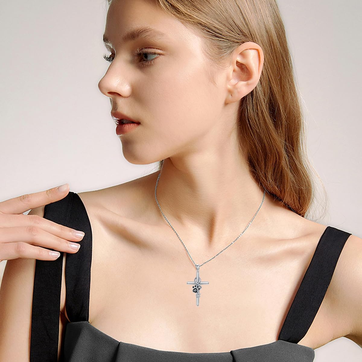 Collana con pendente a forma di zampa e croce in argento