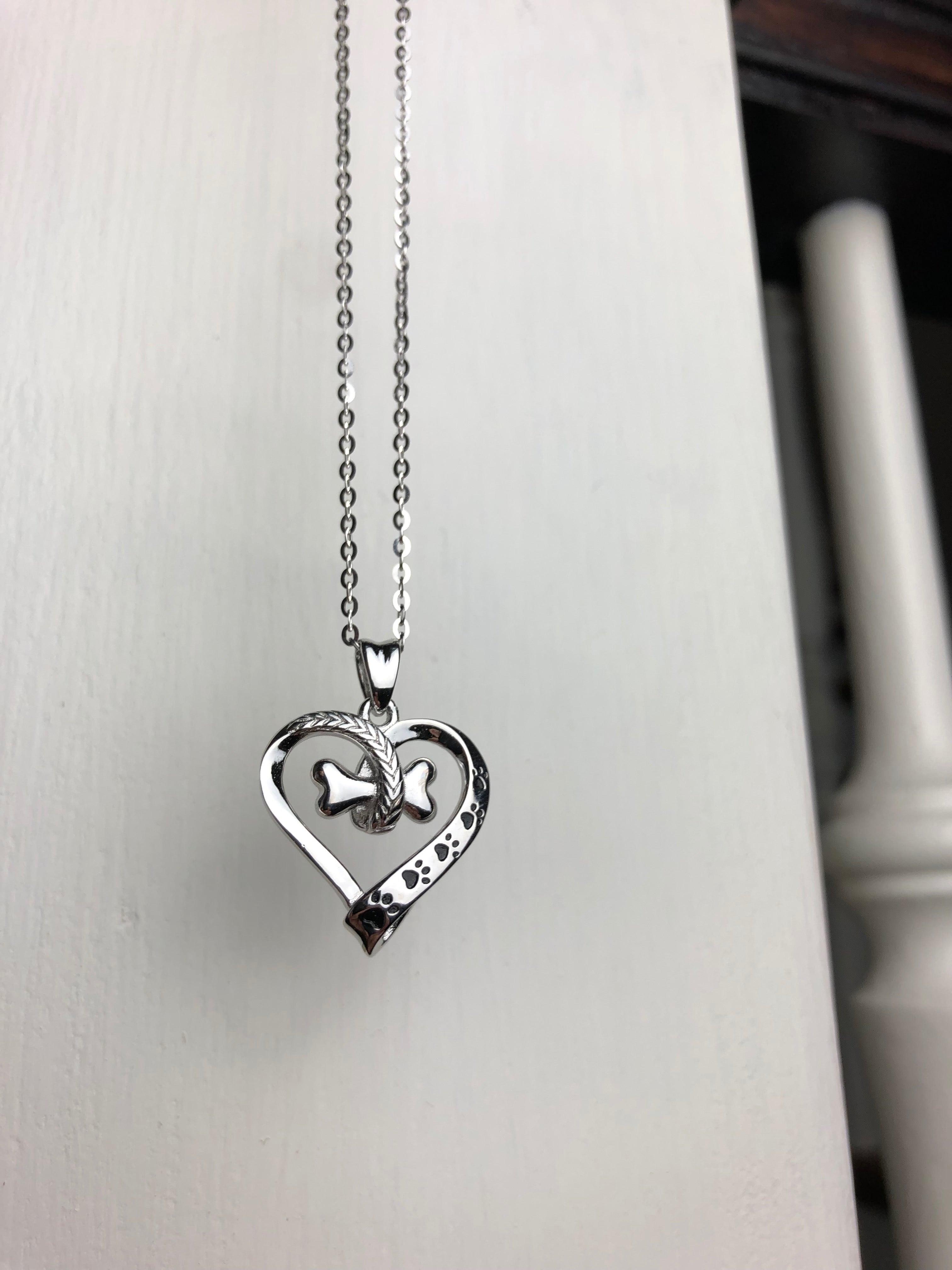 Collana con ciondolo a forma di zampa di cane e cuore in acciaio inossidabile