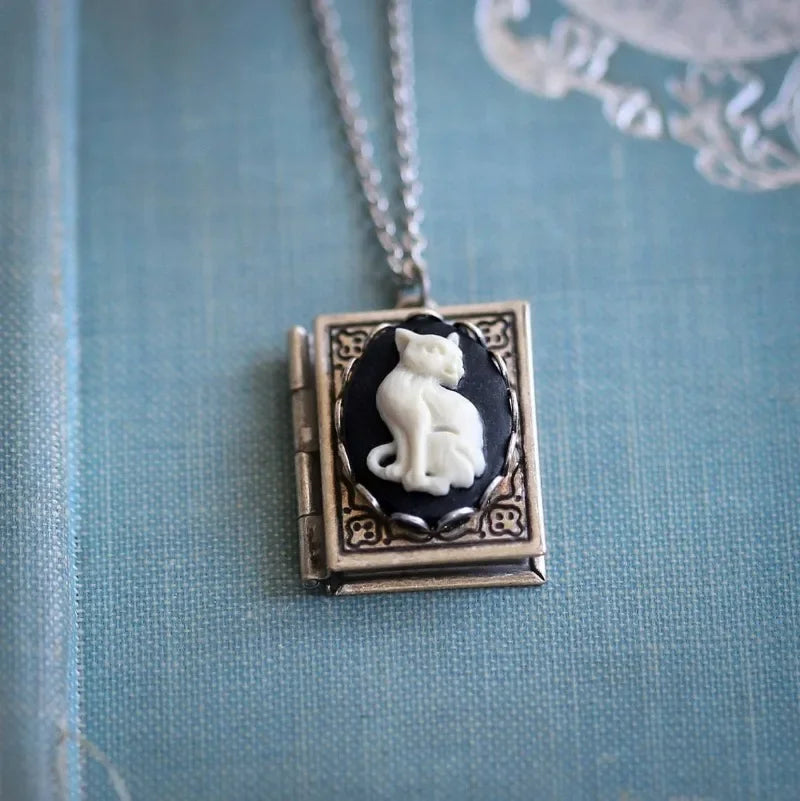 Collana con ciondolo libro vintage con gatto – Design con pagine rotanti