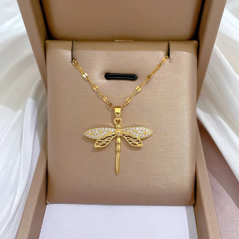 Collana con libellula di cristallo – Simbolo di trasformazione e bellezza