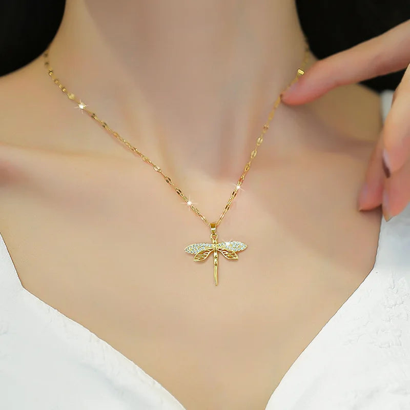 Collana con libellula di cristallo – Simbolo di trasformazione e bellezza