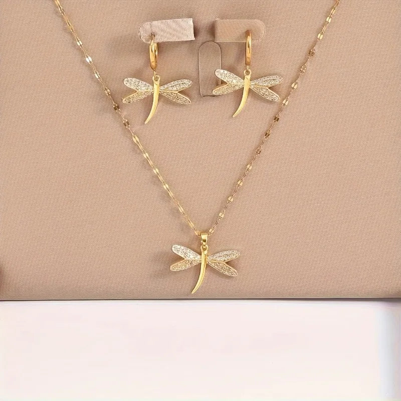 Collana con ciondolo a forma di libellula in oro con orecchini in omaggio