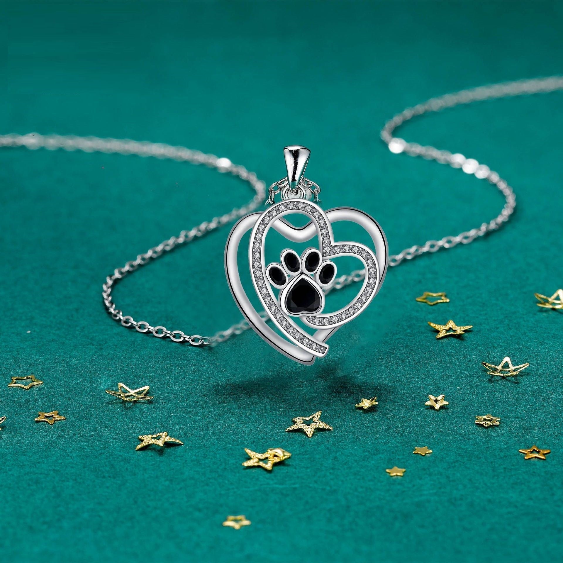 Collana con graziosa impronta di zampa sulla clavicola