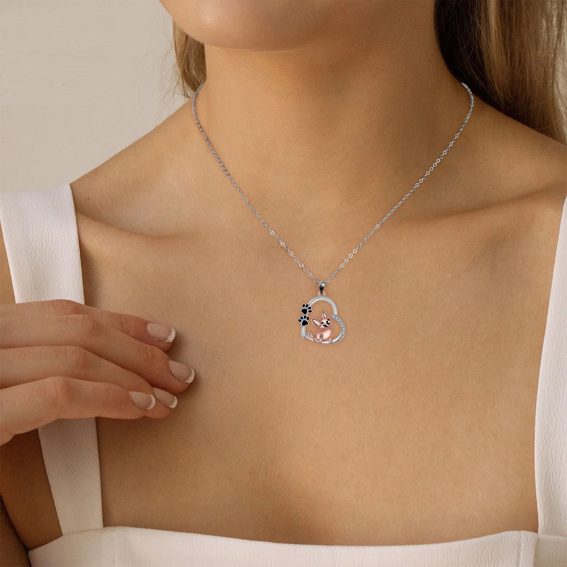 Graziosa collana con ciondolo a forma di cuore con cane