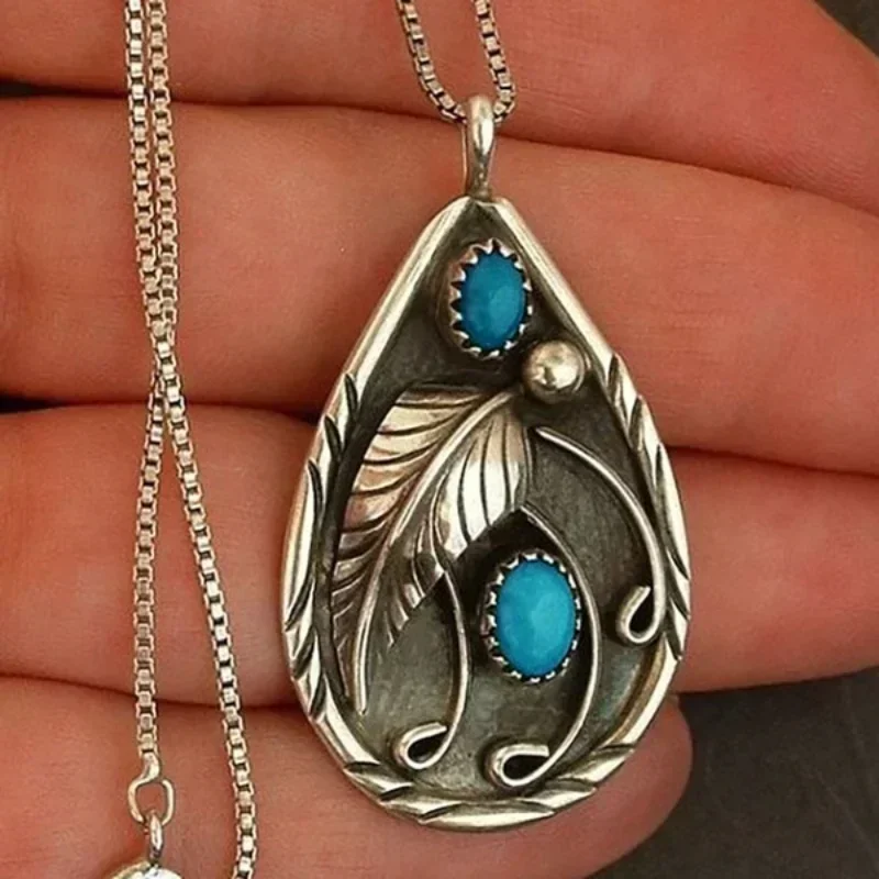 Collana vintage con pendente in pietra blu
