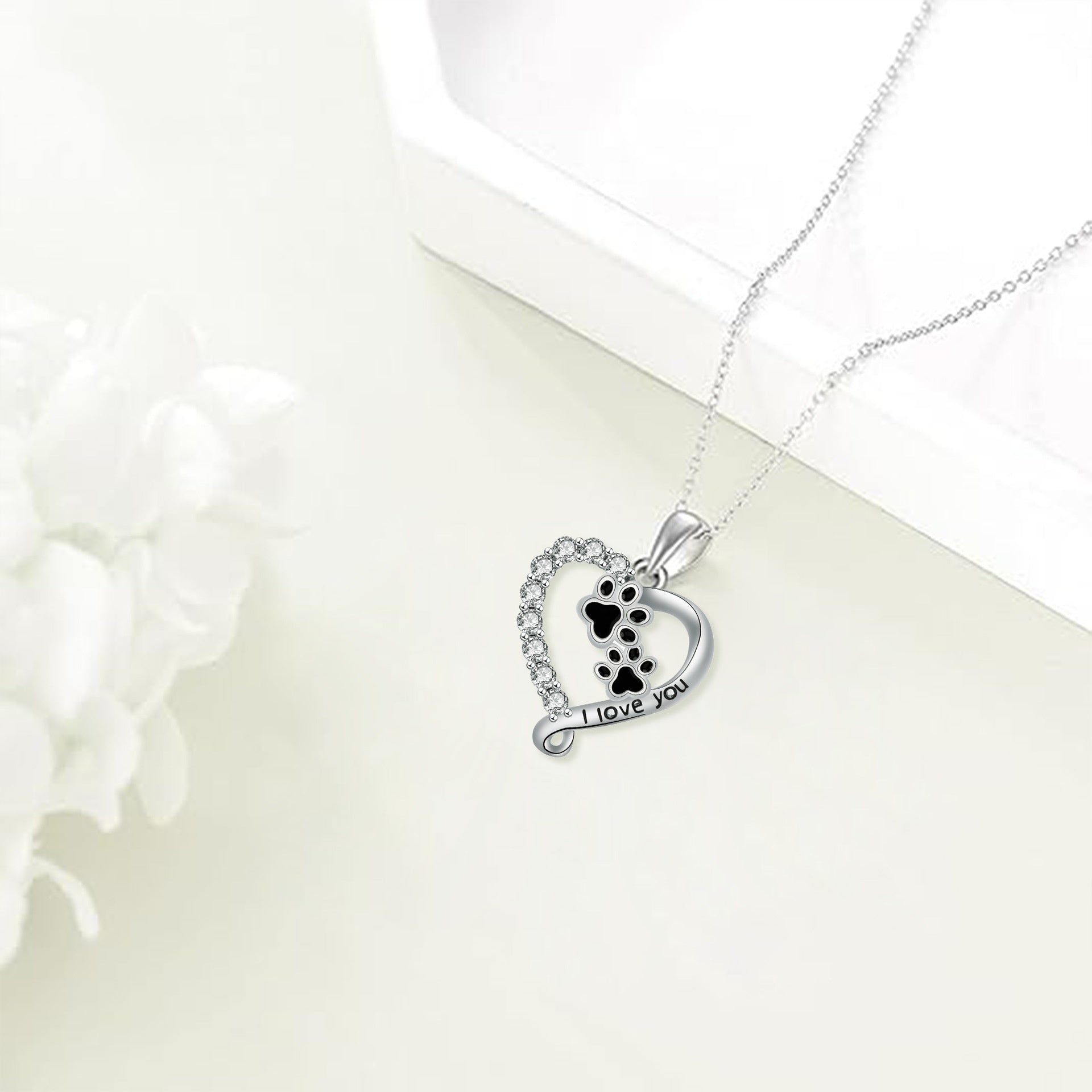 Collana con ciondolo a forma di cuore e zampa