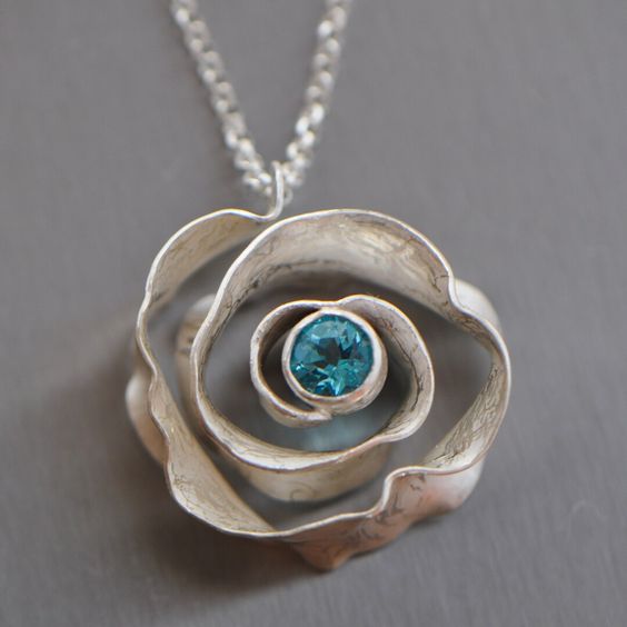 Collana vintage in argento con fiore in cristallo blu