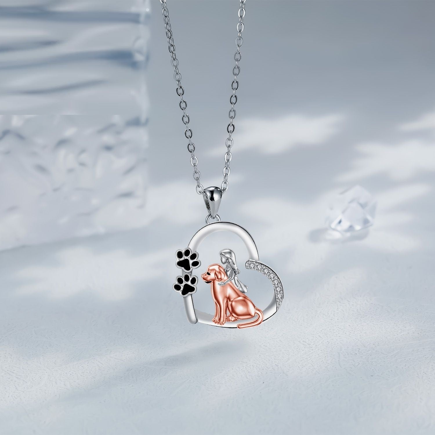 Collana con ciondolo a forma di cuore con cane e ragazza