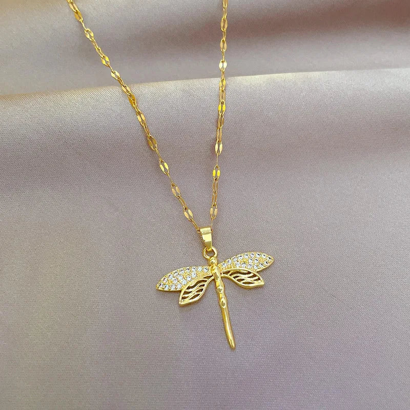 Collana con libellula di cristallo – Simbolo di trasformazione e bellezza