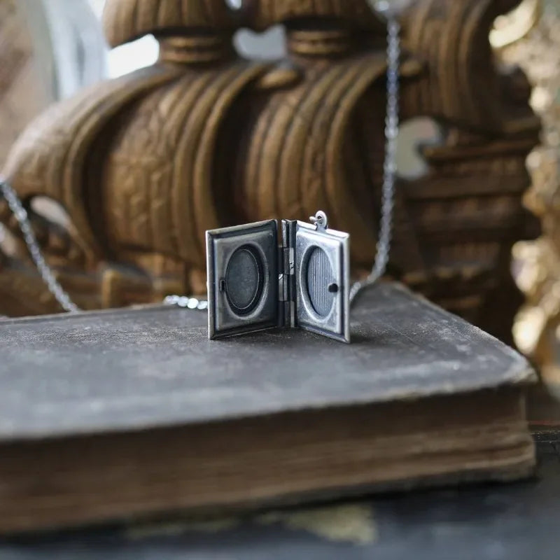 Collana con ciondolo libro vintage con gatto – Design con pagine rotanti