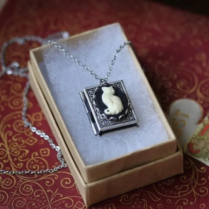 Collana con ciondolo libro vintage con gatto – Design con pagine rotanti