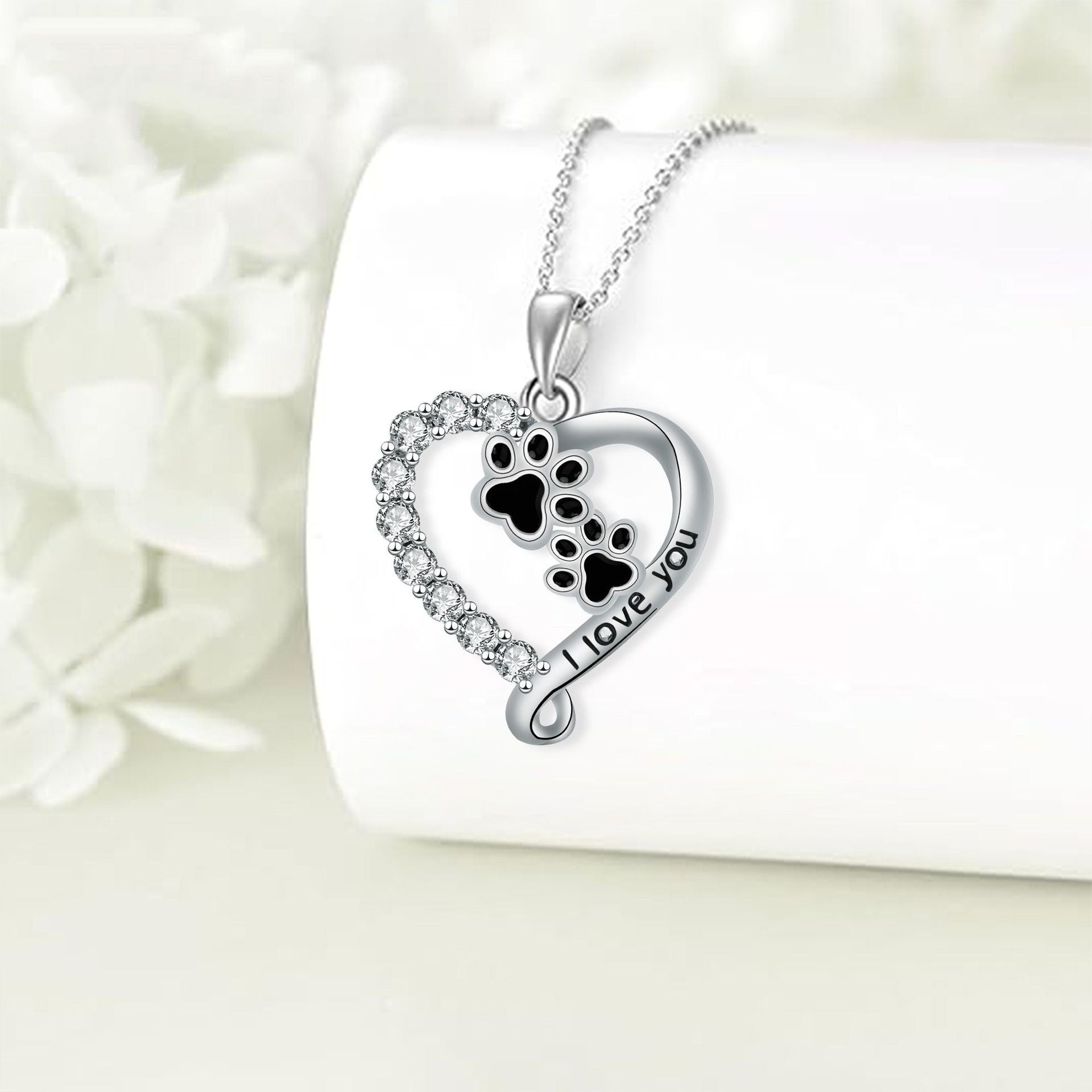 Collana con ciondolo a forma di cuore e zampa