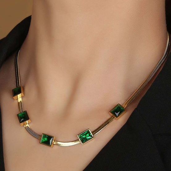 Collana vintage con zirconi verdi