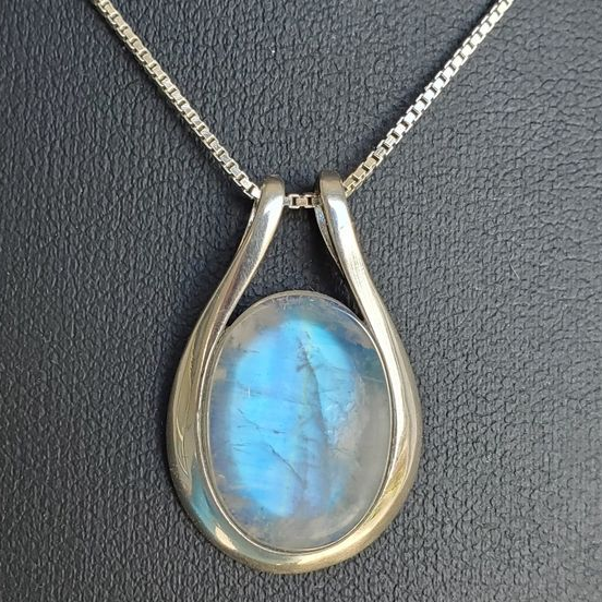 Collana vintage con opale bianco
