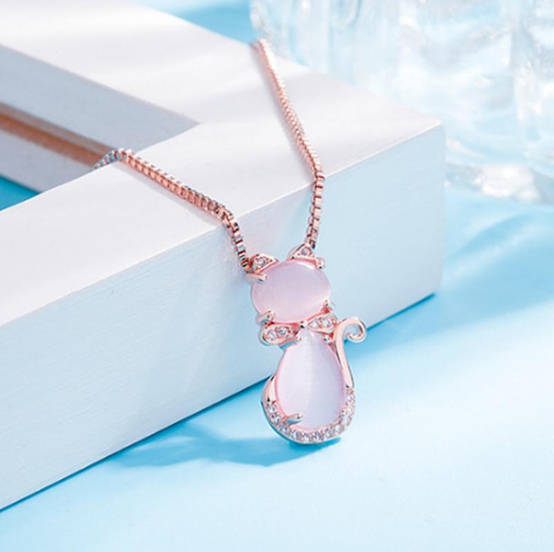 Collana con gatto adorabile in pietra rosa con zircone