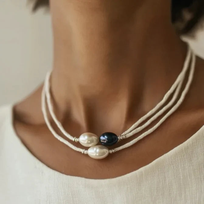 Collana vintage in bianco e nero con perle